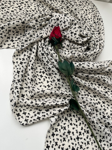 شال سفید گل ریز - شال گلدار دخترانه