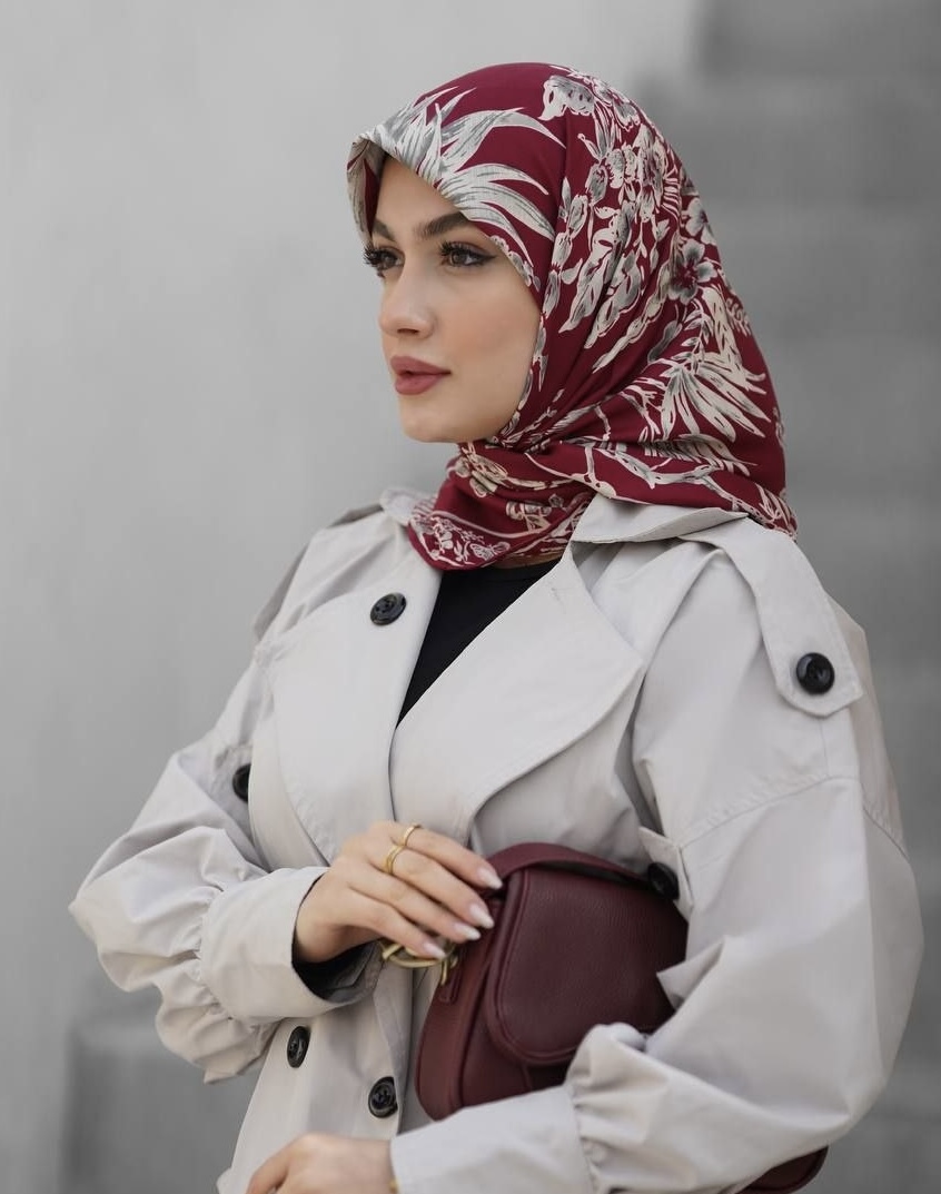 روسری ابریشم توییل دور دست دوز طرحدار قواره ۹۰