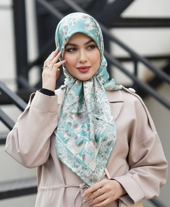 روسری ابریشم توییل دور دست دوز طرحدار قواره ۹۰
