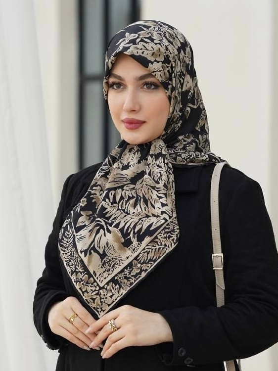 روسری ابریشم توییل دور دست دوز طرحدار قواره ۹۰