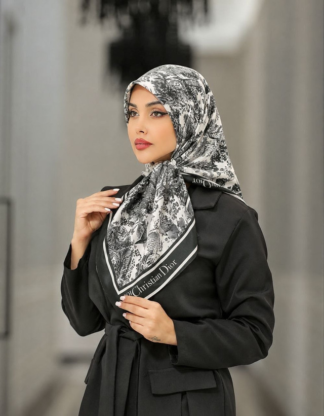 روسری حریر نخی طرح دیور جنگل قواره ۱۱۰